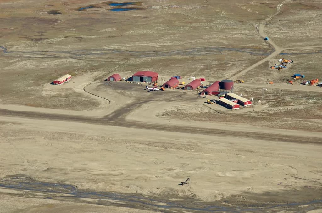 Panorama infrastruktury portu Neerlerit Inaat Airport