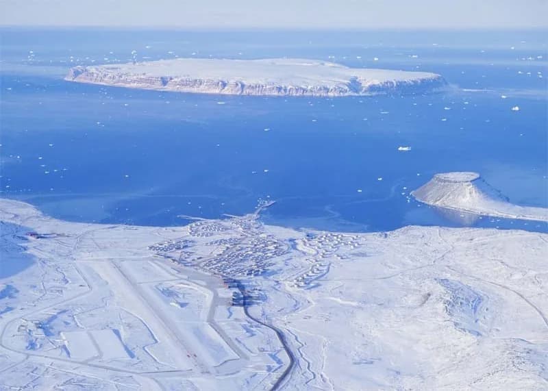 Vue aérienne de l'infrastructure de Pituffik Space Base