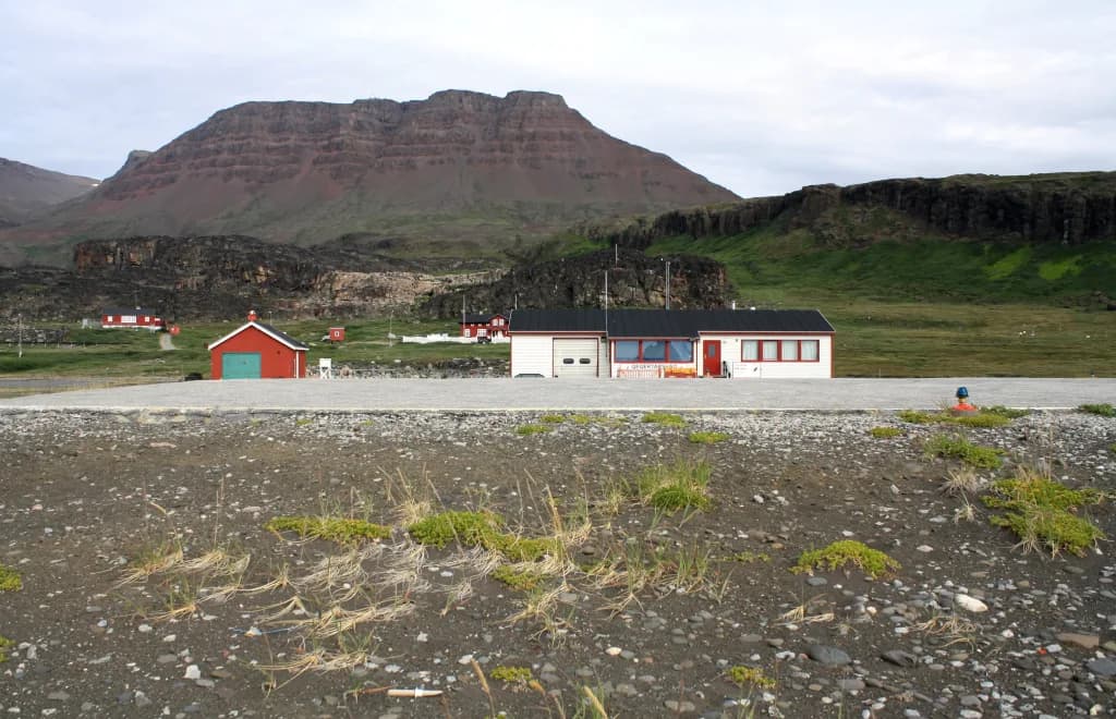 Panorama infrastruktury portu Qeqertarsuaq Heliport