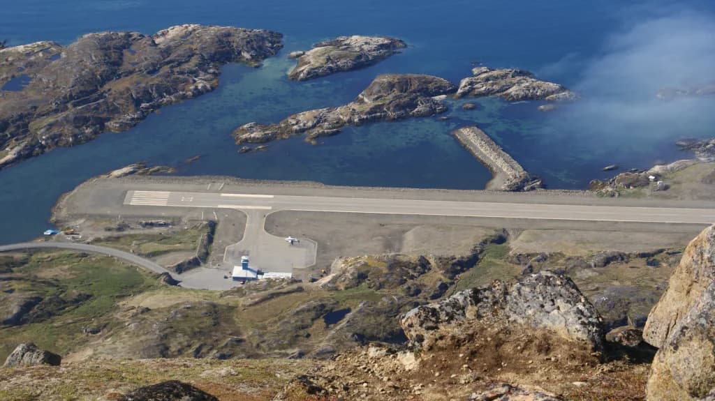 Luftaufnahme der Infrastruktur von Sisimiut Airport