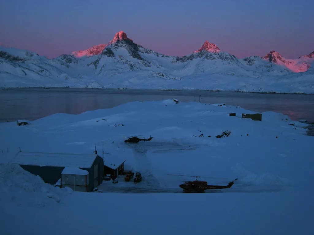 Luftaufnahme der Infrastruktur von Tasiilaq Heliport