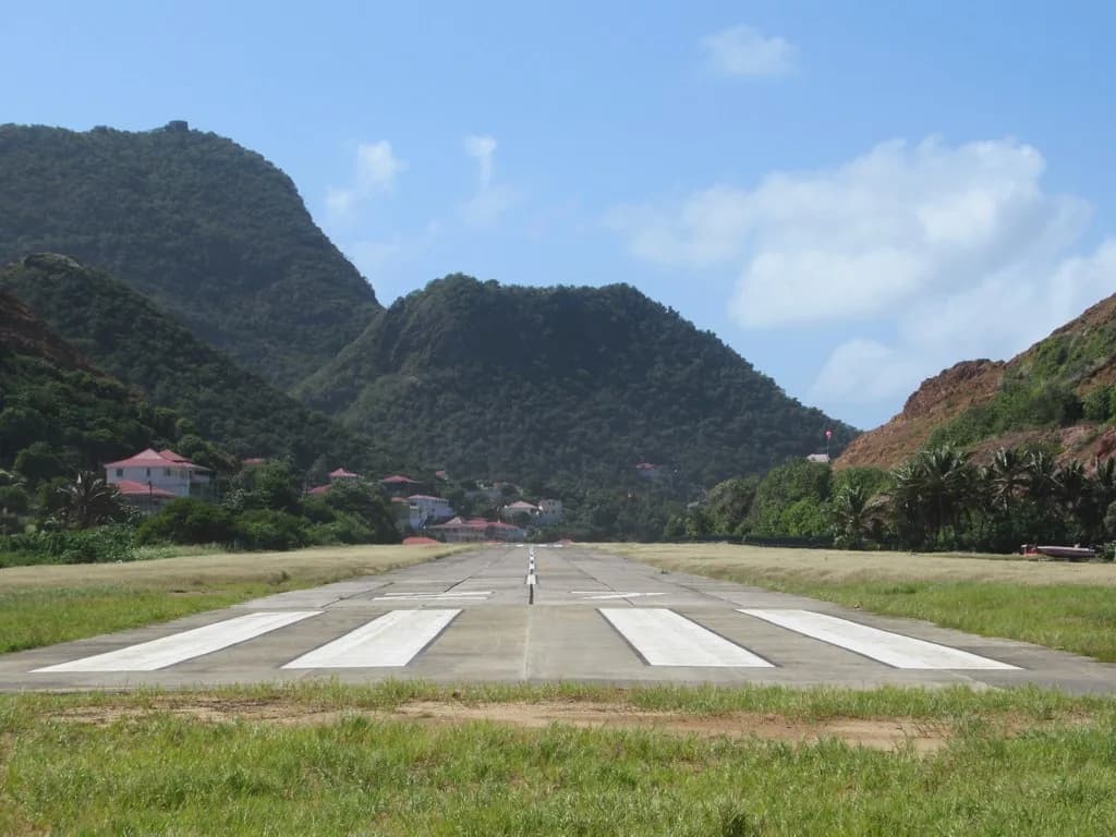 Luftaufnahme der Infrastruktur von Terre-de-Haut Airport