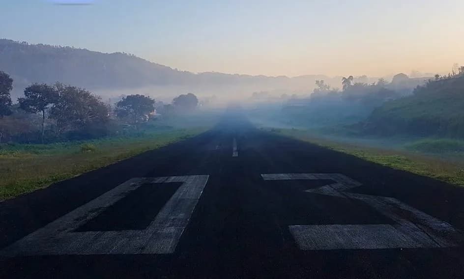 Luftaufnahme der Infrastruktur von Coban Airport