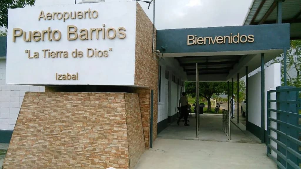 Luftaufnahme der Infrastruktur von Puerto Barrios Airport
