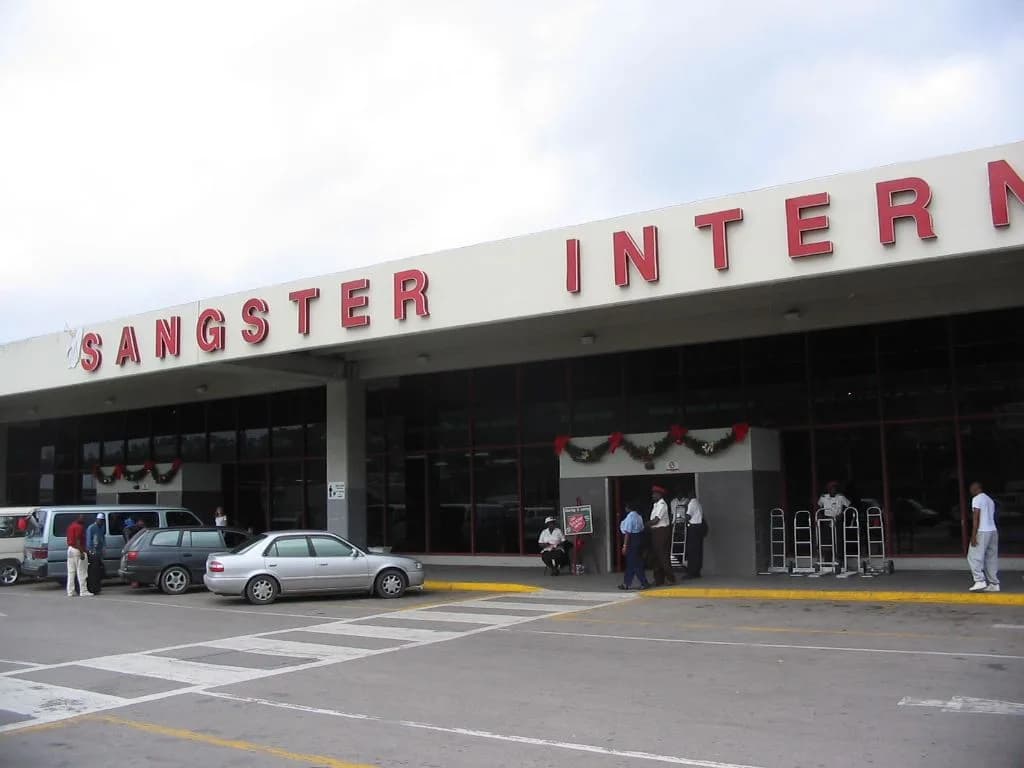 Luftaufnahme der Infrastruktur von Sangster International Airport