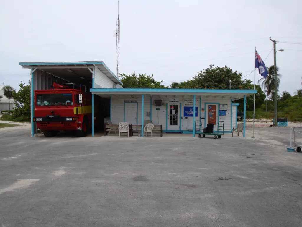 Luftaufnahme der Infrastruktur von Edward Bodden Little Cayman Airfield