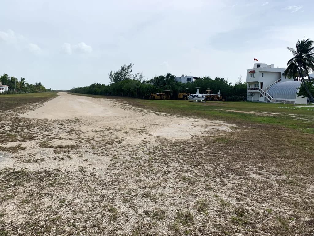 Luftaufnahme der Infrastruktur von Aeródromo Holbox