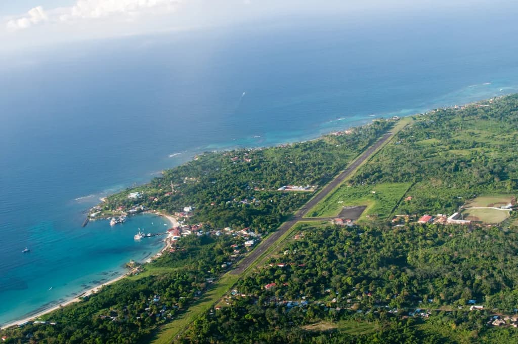 Luftaufnahme der Infrastruktur von Corn Island Airport