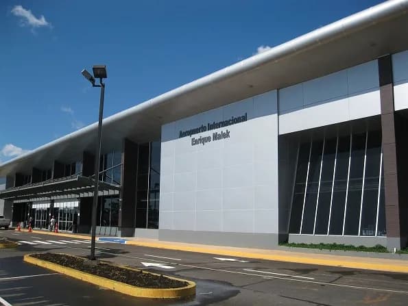 Luftaufnahme der Infrastruktur von Enrique Malek International Airport