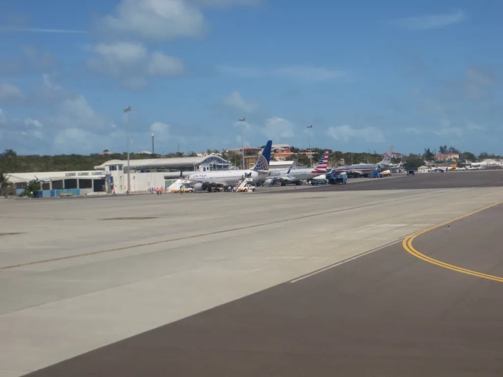 Luftaufnahme der Infrastruktur von Providenciales International Airport
