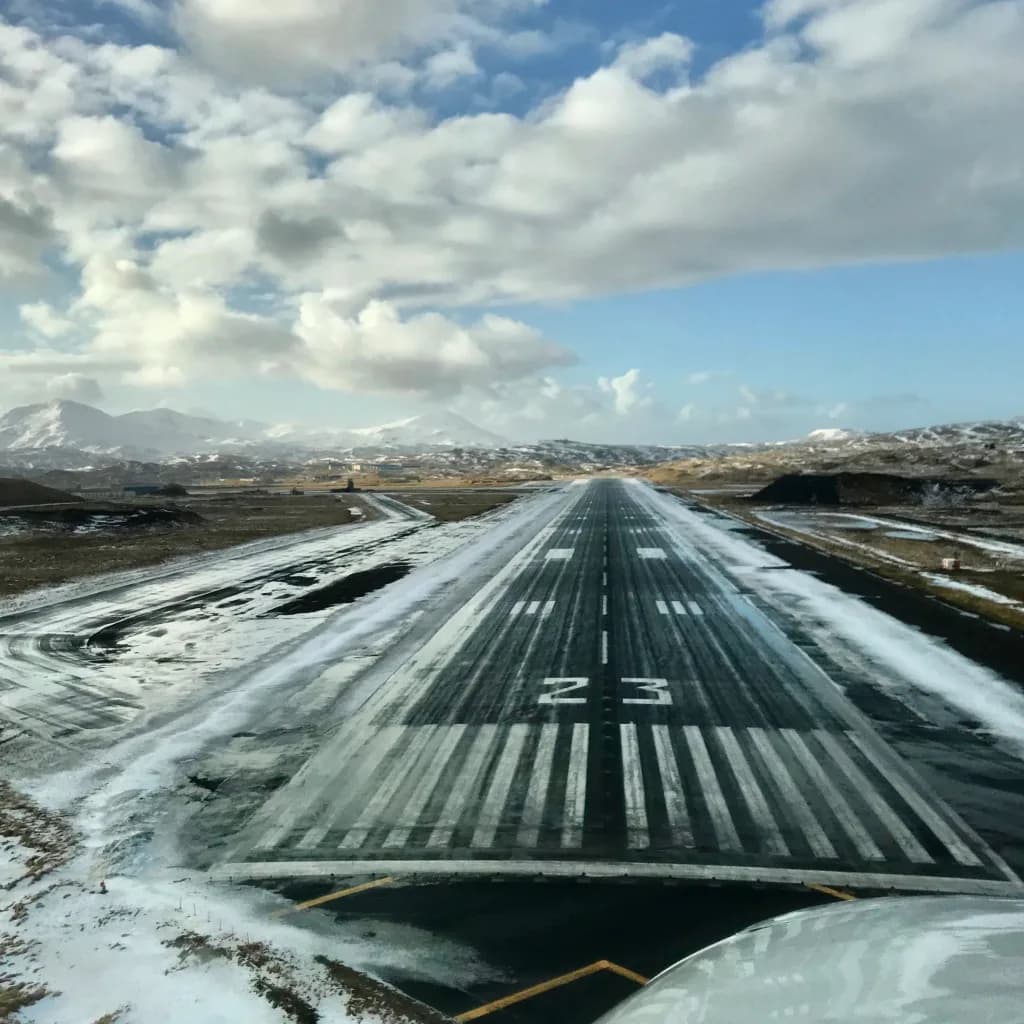 Luftaufnahme der Infrastruktur von Adak Airport