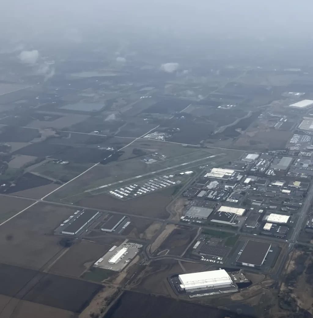 Luftaufnahme der Infrastruktur von Airlake Airport