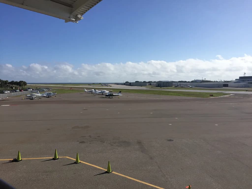 Luftaufnahme der Infrastruktur von Albert Whitted Airport
