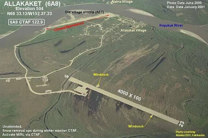 Luftaufnahme der Infrastruktur von Allakaket Airport
