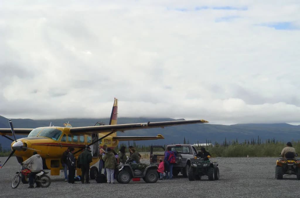 Luftaufnahme der Infrastruktur von Arctic Village Airport