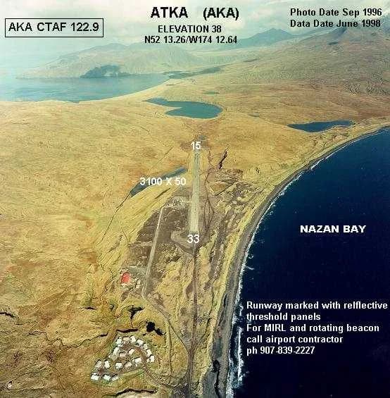 Luftaufnahme der Infrastruktur von Atka Airport