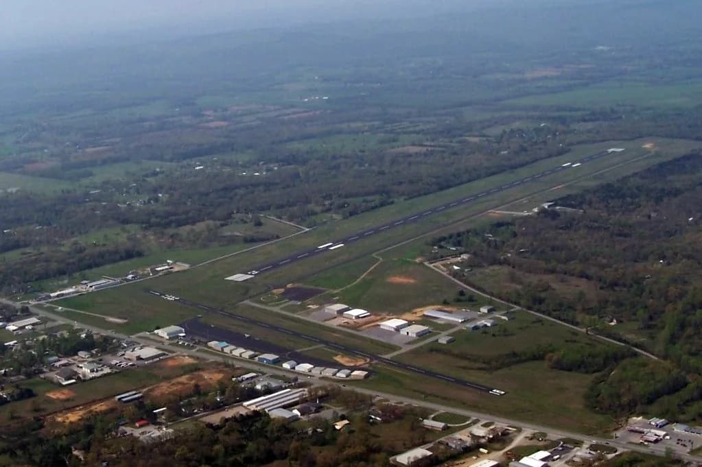 Luftaufnahme der Infrastruktur von Batesville Regional Airport