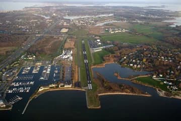 Luftaufnahme der Infrastruktur von Bay Bridge Airport