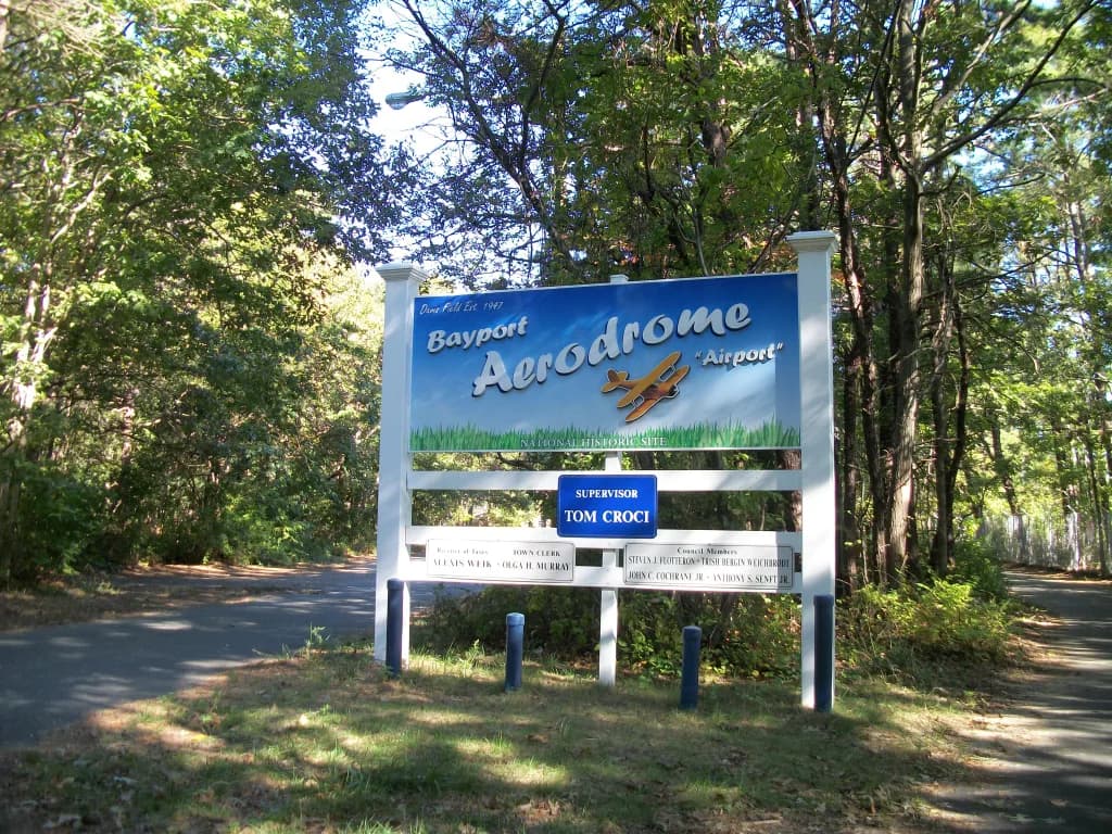 Luftaufnahme der Infrastruktur von Bayport Aerodrome