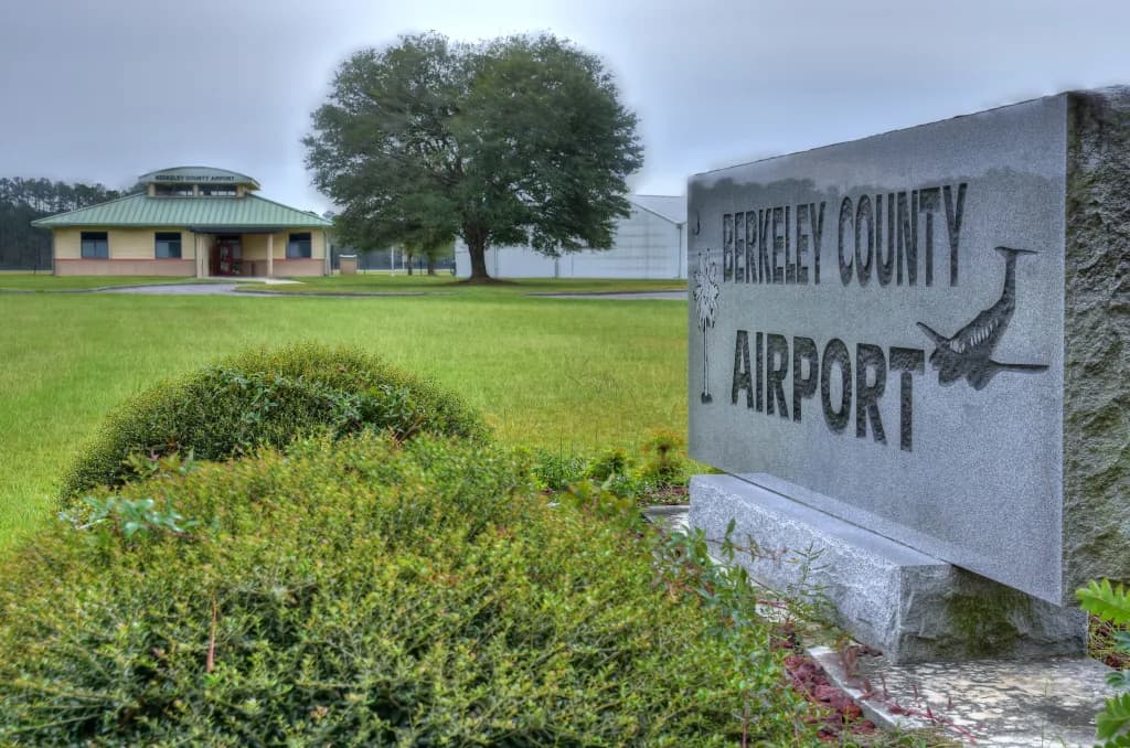 Vue aérienne de l'infrastructure de Berkeley County Airport