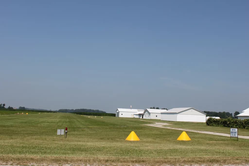 Luftaufnahme der Infrastruktur von Betz Airport