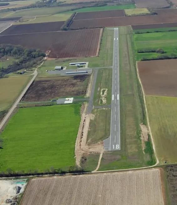 Luftaufnahme der Infrastruktur von Billy Free Municipal Airport