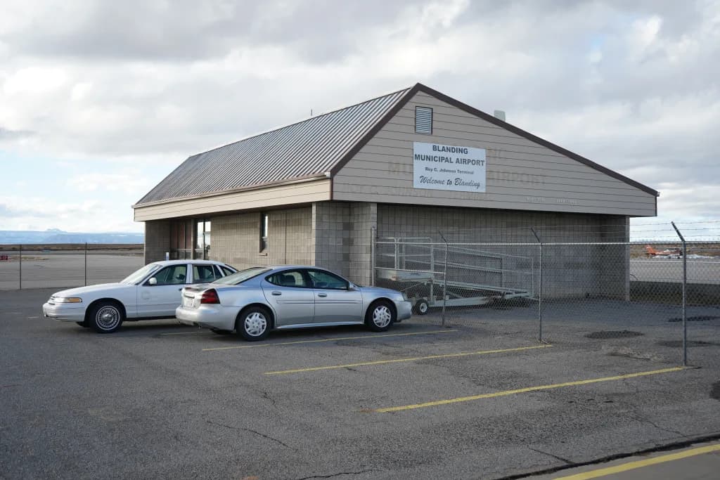 Luftaufnahme der Infrastruktur von Blanding Municipal Airport