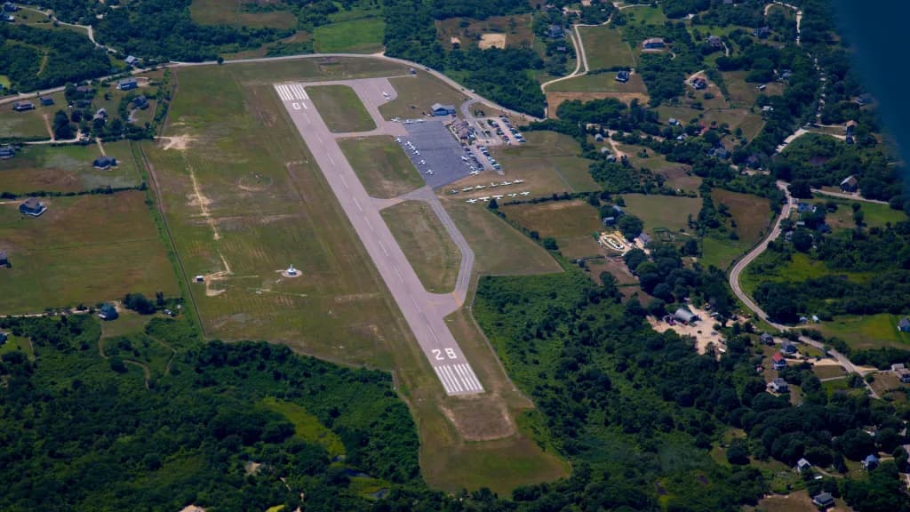 Luftaufnahme der Infrastruktur von Block Island State Airport