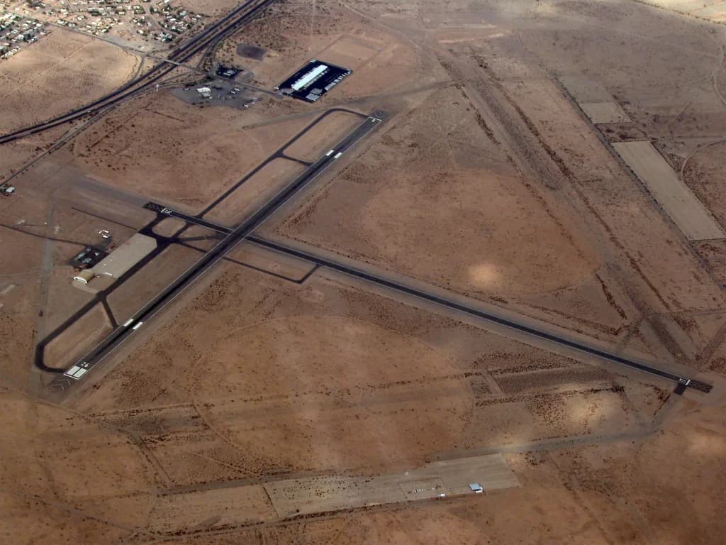 Luftaufnahme der Infrastruktur von Blythe Airport