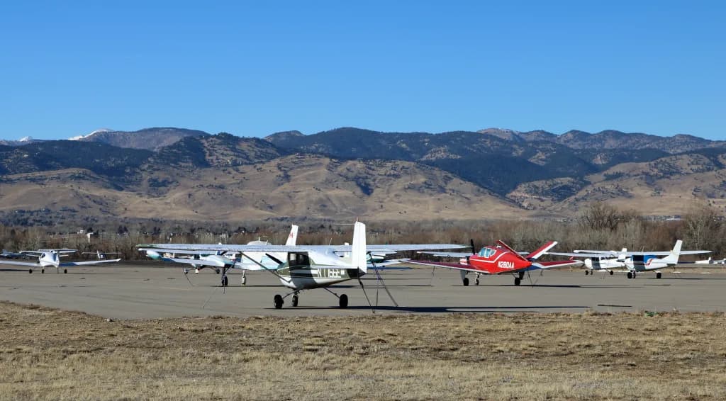 Luftaufnahme der Infrastruktur von Boulder Municipal Airport