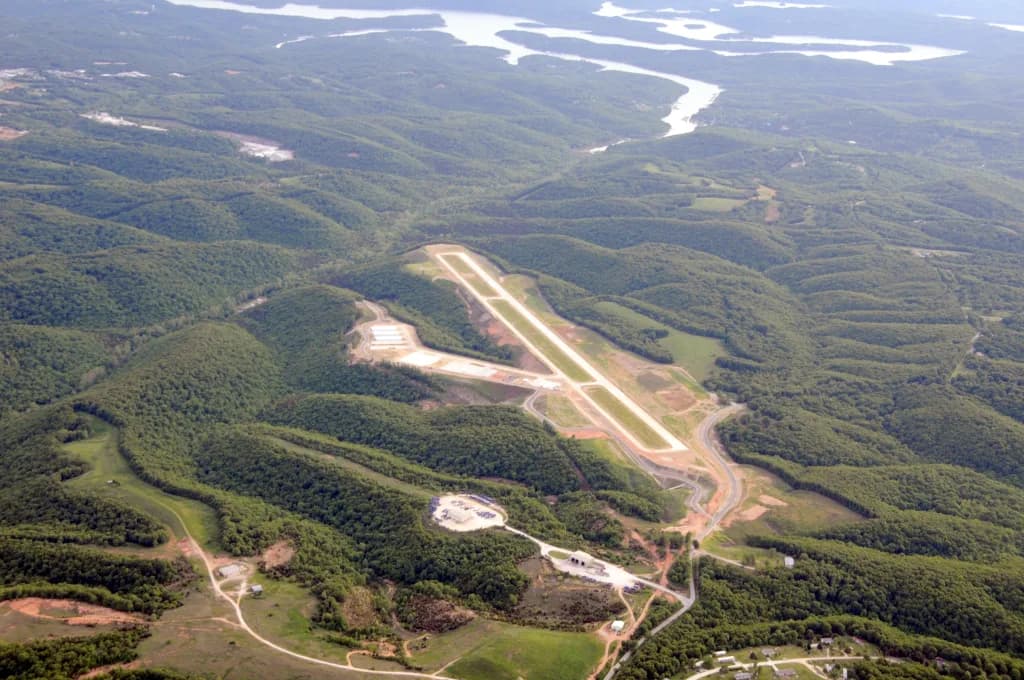 Luftaufnahme der Infrastruktur von Branson West Airport