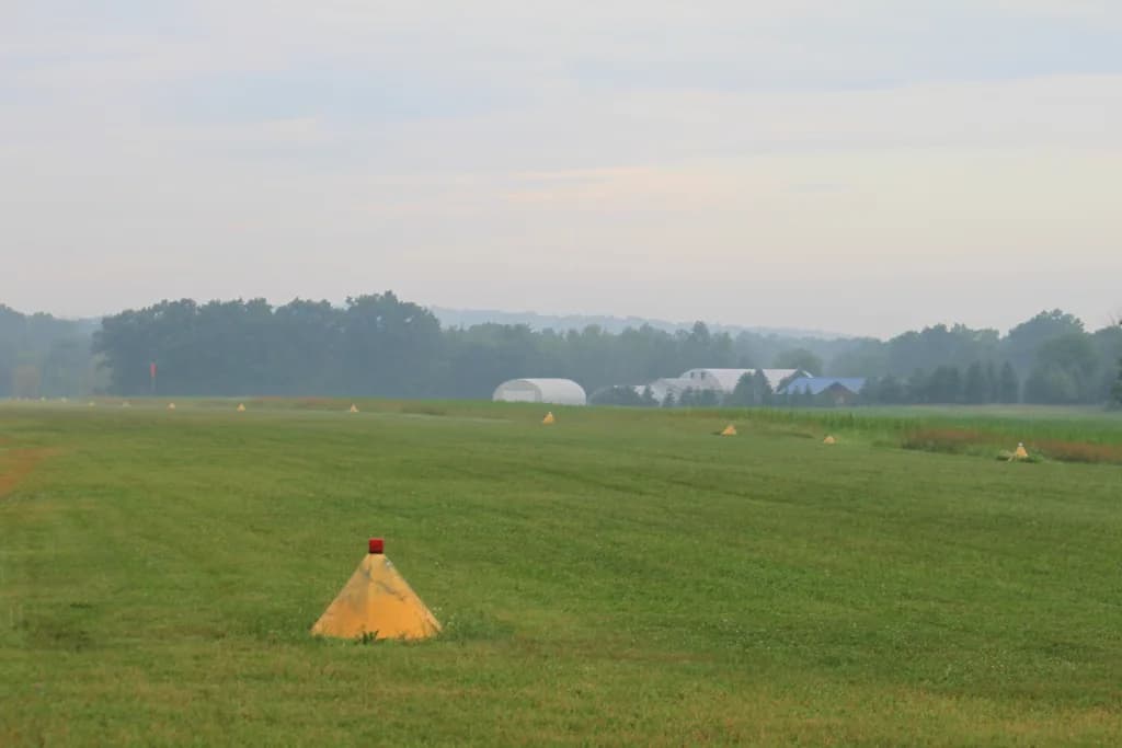 Luftaufnahme der Infrastruktur von Cackleberry Airport