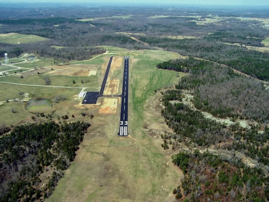 Luftaufnahme der Infrastruktur von Calico Rock Izard County Airport