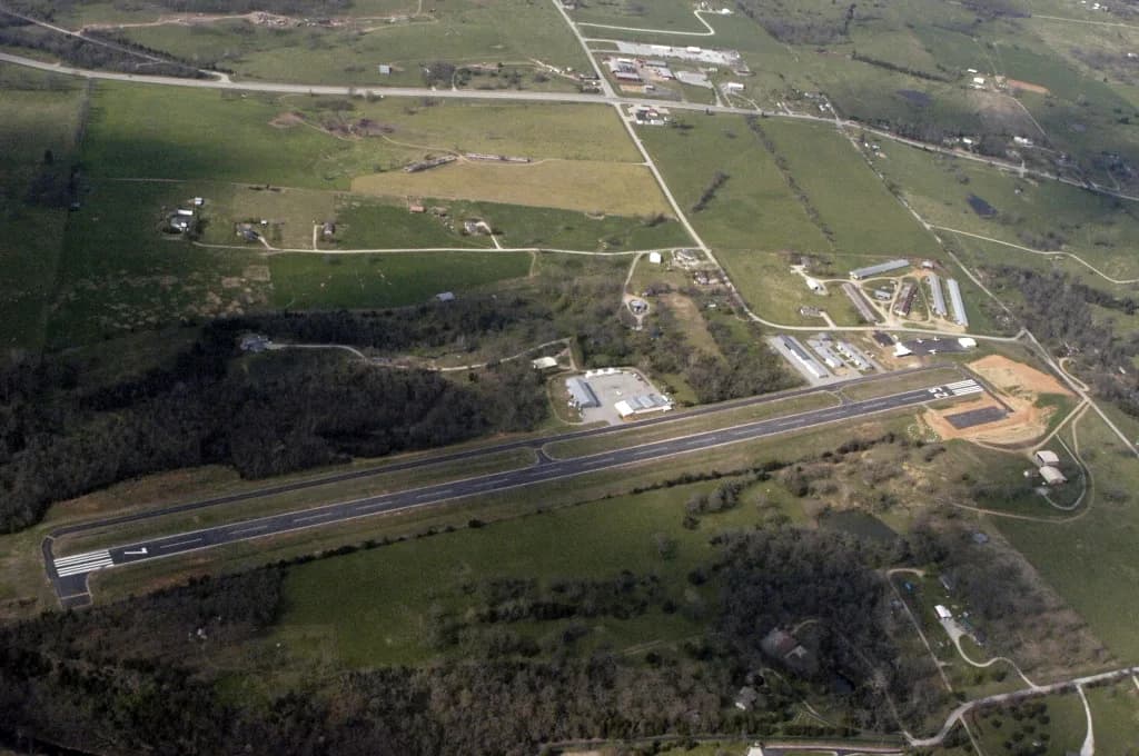Luftaufnahme der Infrastruktur von Carroll County Airport