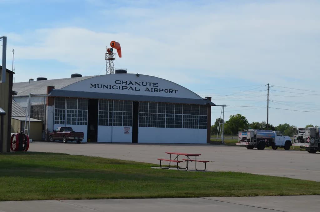 Luftaufnahme der Infrastruktur von Chanute Martin Johnson Airport