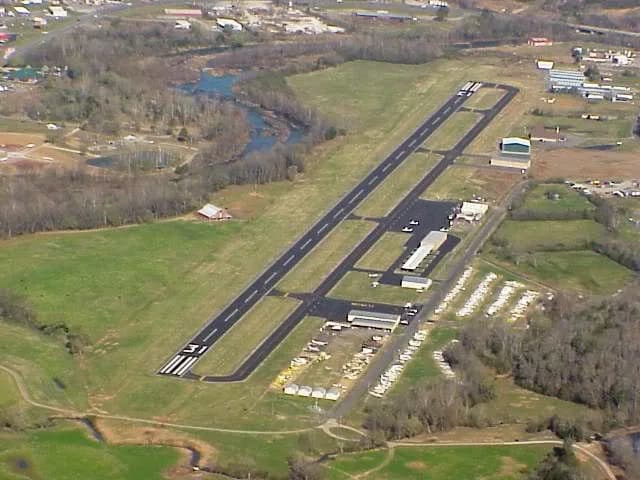 Luftaufnahme der Infrastruktur von Clinton Municipal Airport