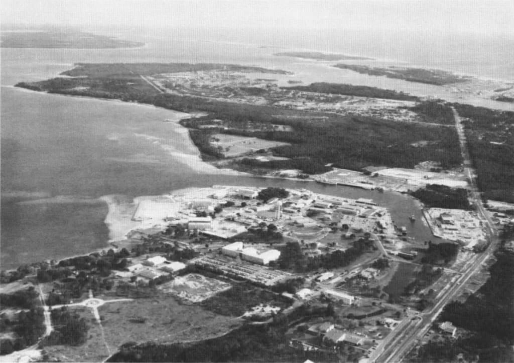 Luftaufnahme der Infrastruktur von Coastal Systems Station Heliport
