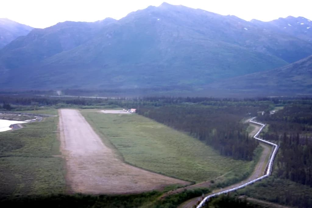 Luftaufnahme der Infrastruktur von Coldfoot Airport