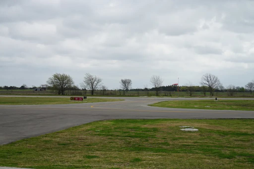 Luftaufnahme der Infrastruktur von Commerce Municipal Airport