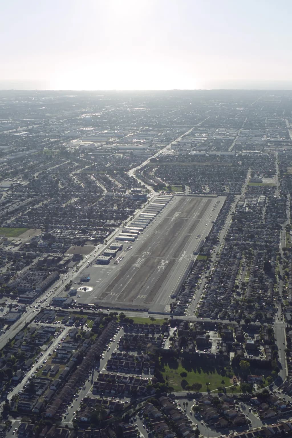 Luftaufnahme der Infrastruktur von Compton Woodley Airport