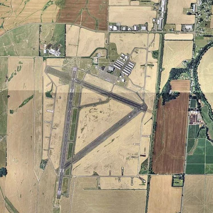 Luftaufnahme der Infrastruktur von Corvallis Municipal Airport