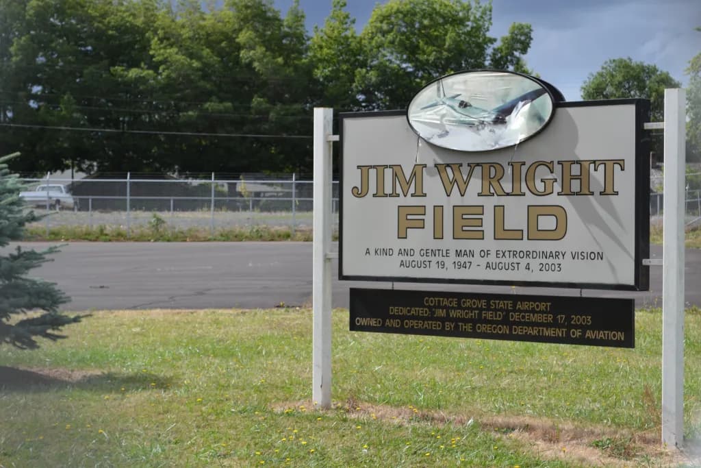 Luftaufnahme der Infrastruktur von Cottage Grove State Airport