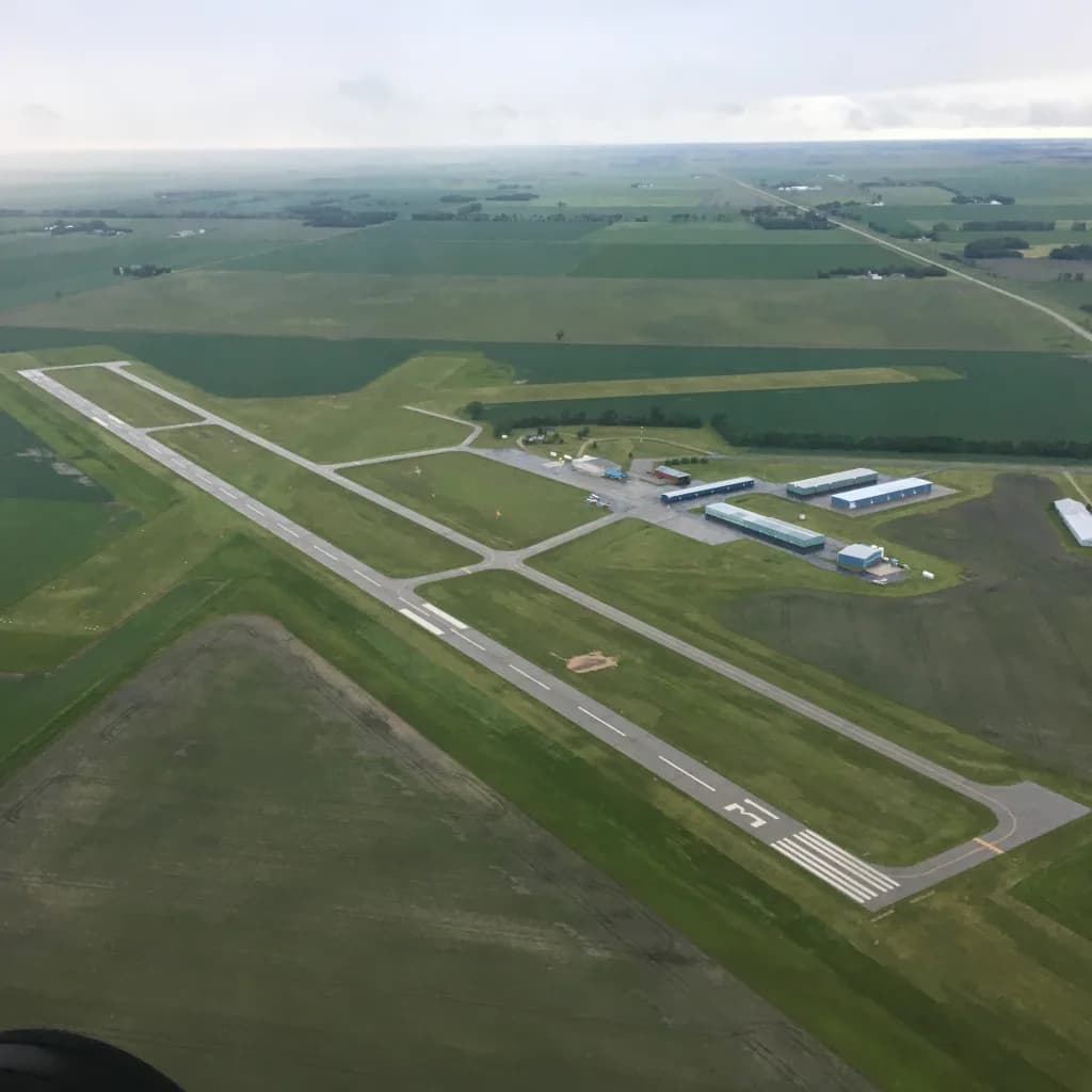 Vue aérienne de l'infrastructure de Crookston Municipal Kirkwood Field