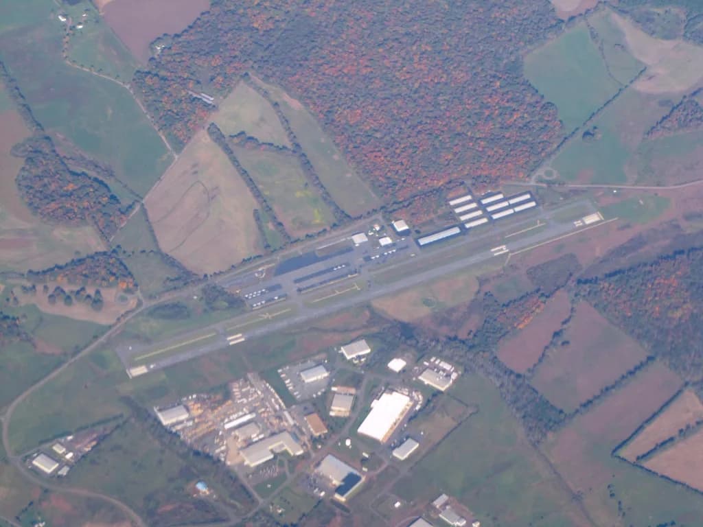 Luftaufnahme der Infrastruktur von Culpeper Regional Airport