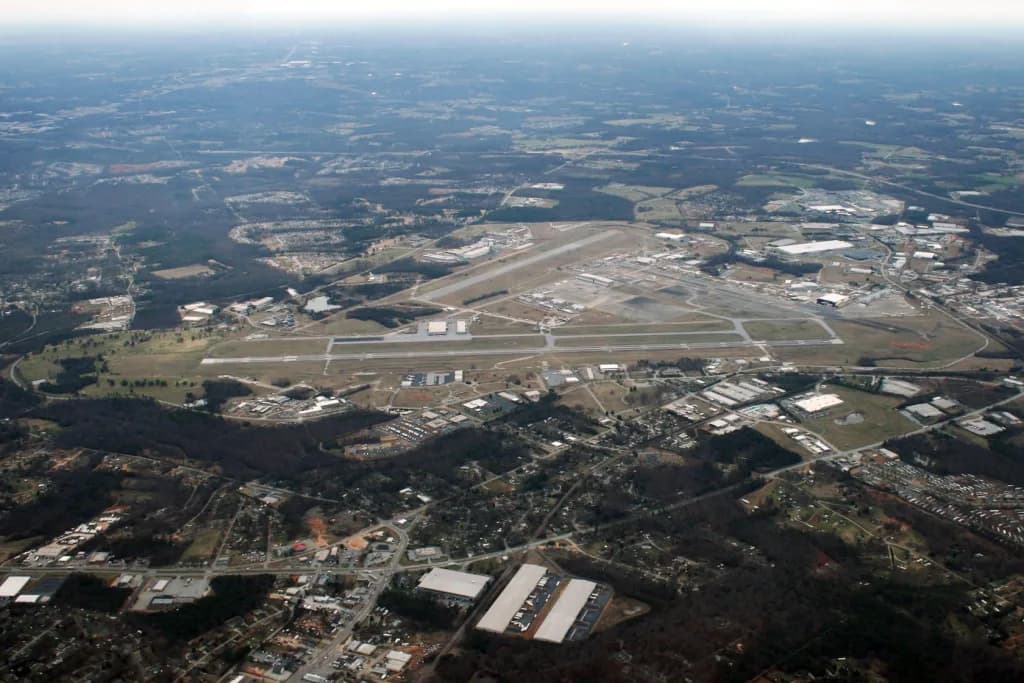 Luftaufnahme der Infrastruktur von Donaldson Field Airport