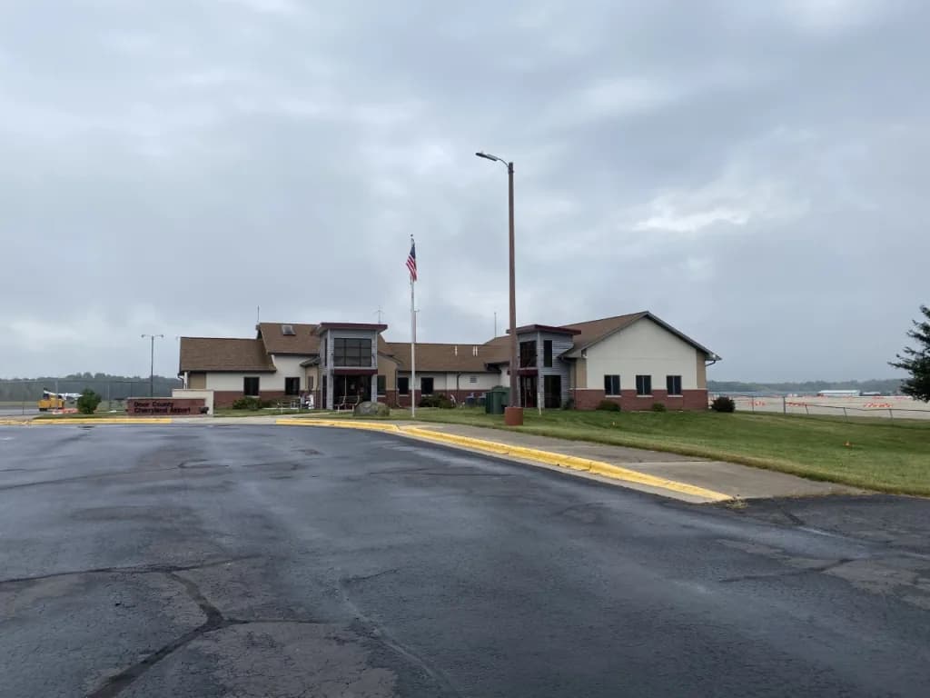 Luftaufnahme der Infrastruktur von Door County Cherryland Airport