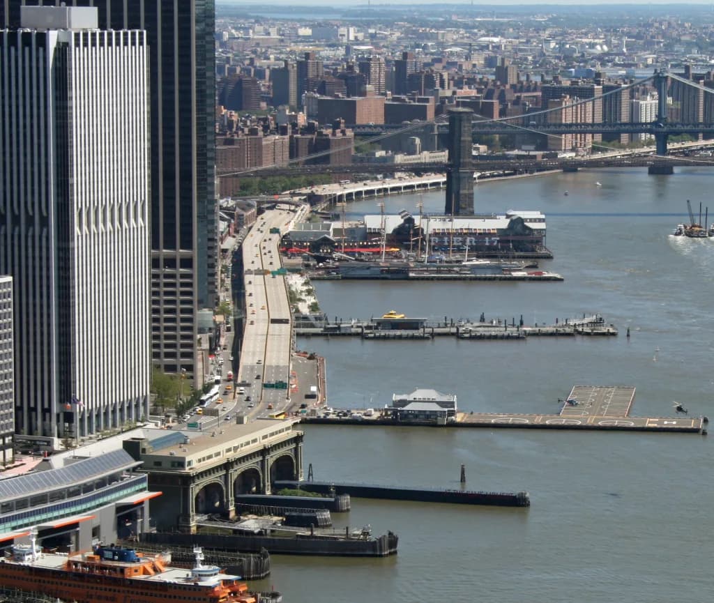 Luftaufnahme der Infrastruktur von Downtown Skyport Heliport