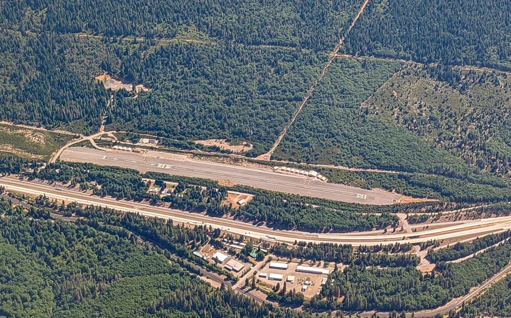 Panorama infrastruktury portu Dunsmuir Muni-Mott Airport