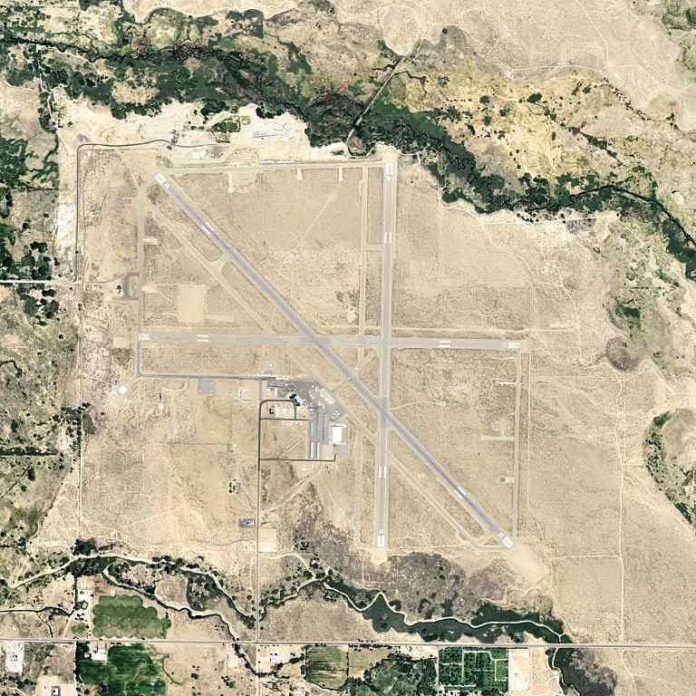 Luftaufnahme der Infrastruktur von Eastern Sierra Regional Airport
