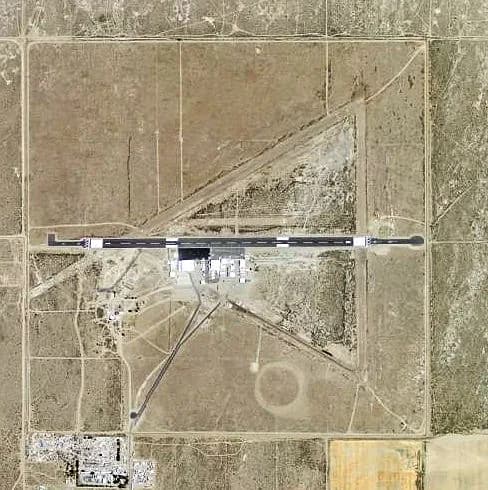 Luftaufnahme der Infrastruktur von El Mirage Field Adelanto Airport
